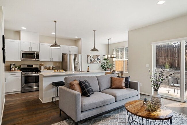 Building Photo - 3 Bedroom Townhome In Midtown with Fireplace