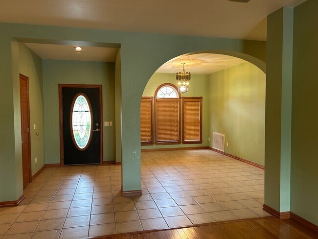 Building Photo - Spacious 3BR/3BA Home in Cave Springs with Pool