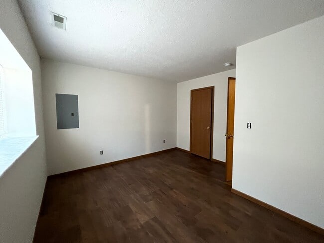 Building Photo - 4 bed 1.5 bath home close to I-44