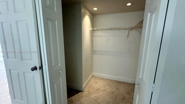 Building Photo - 450 Palm Cir W