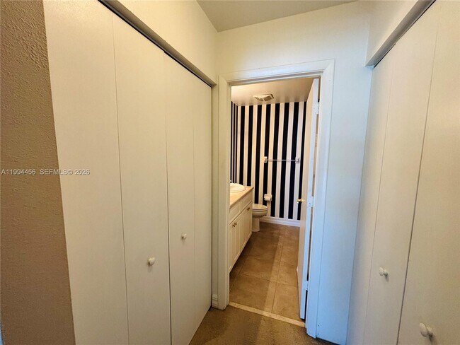 Building Photo - 1323 Bayshore Dr