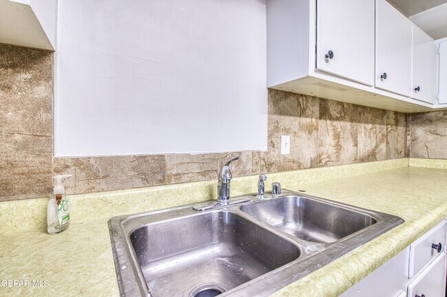 Building Photo - 1611 N Kansas St