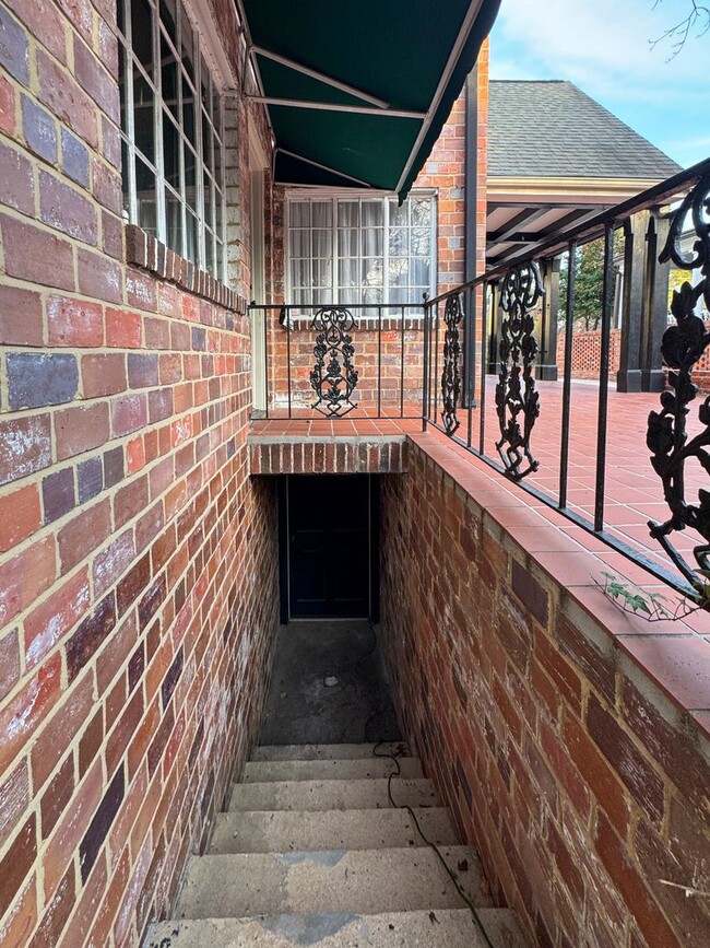 Building Photo - Stunning 4 Bed 4 Bath Haymount Home