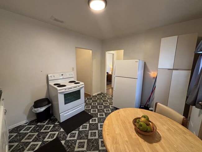 Building Photo - 122 7th St