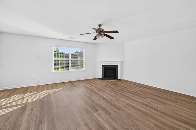 Building Photo - Expansive 4-bedroom, 3.5-bathroom single-family home boasts 3,150 sq. ft.