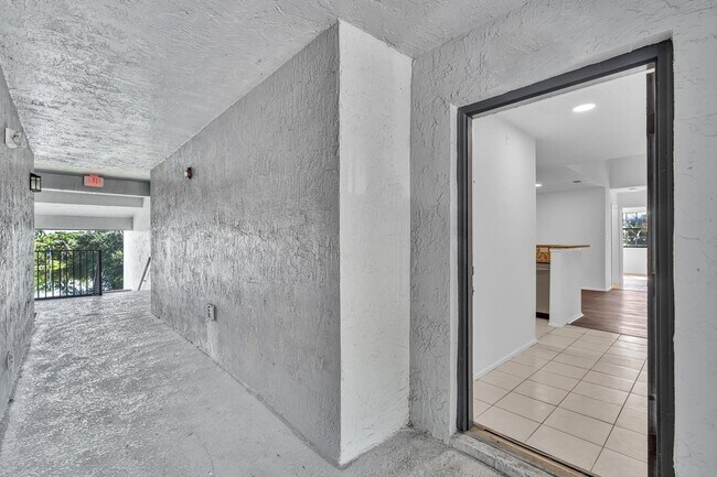 Building Photo - Beautiful 3 bedroom 2 bath condo in Coral Springs