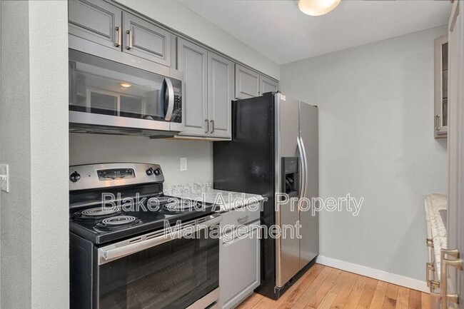 Building Photo - 2402 SE 9th Ct