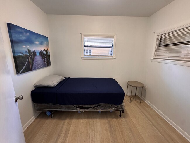 Building Photo - 2512 W Rio Vista Ave