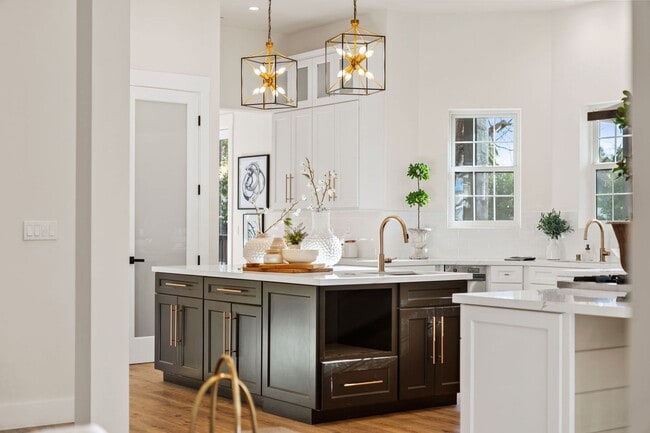 Building Photo - $11,995 - Stunning Executive Estate in Willow Glen