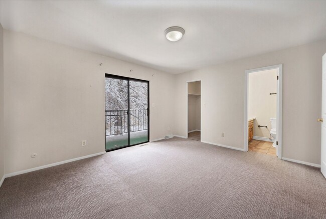 Building Photo - Bright & Spacious Townhome in Lakewood 2bd 2.5ba