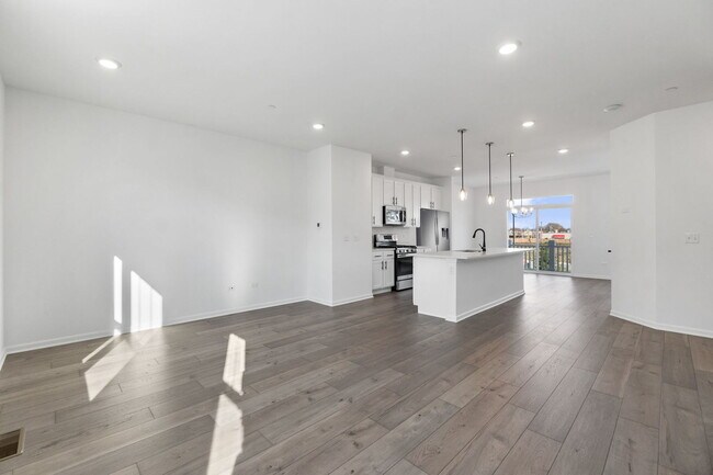 Building Photo - 1548 Slade Wy
