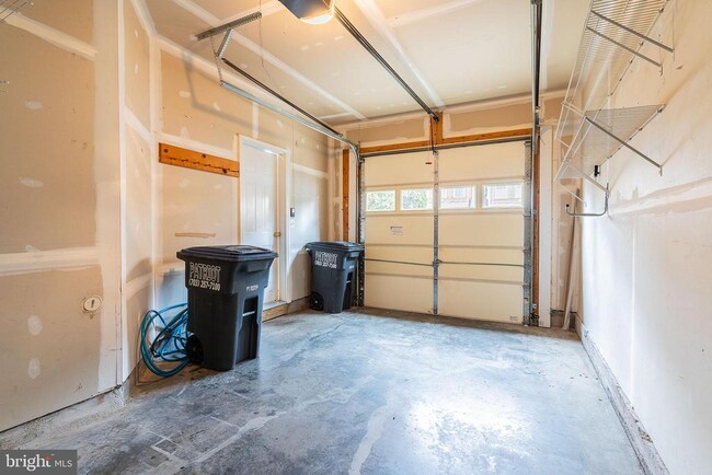 Building Photo - 21927 Windy Oaks Square