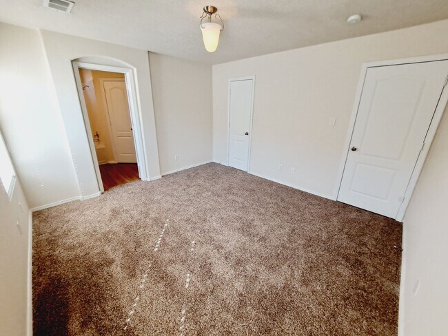Building Photo - 3 bed 2 bath home in Huning Ranch. Great Yard