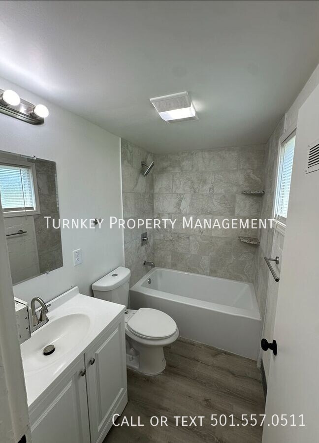 Building Photo - 904 W 25th St