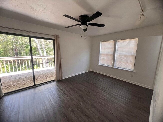 Building Photo - 2201 Timberwood Cir N