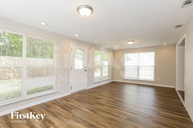 Building Photo - 8113 Misty Meadow Ct N