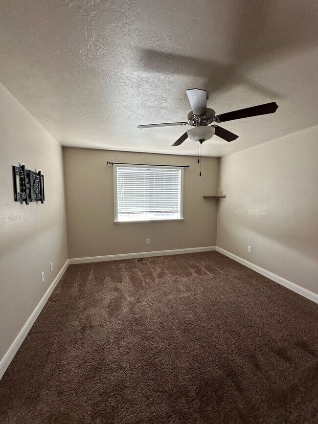 Building Photo - Charming Townhome