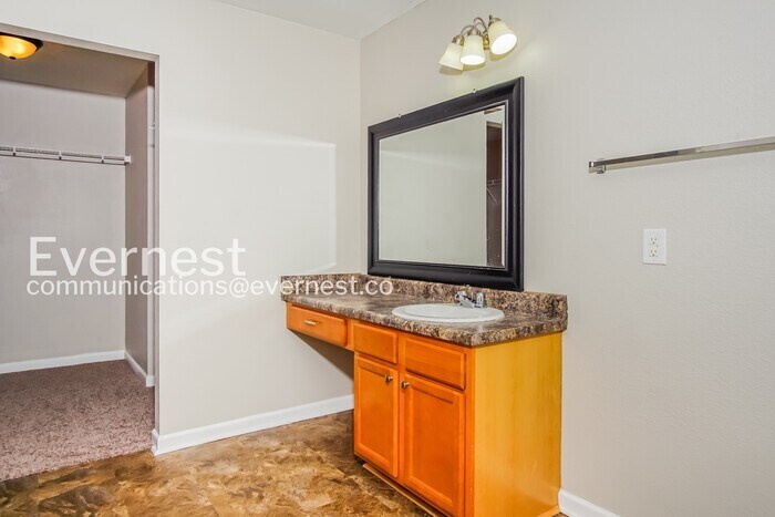 Building Photo - 201 Cloverbrook Dr