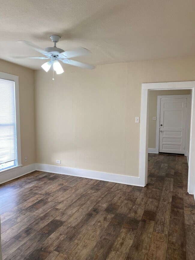 Building Photo - Charming 1-Bedroom Duplex in Wheatley Heights