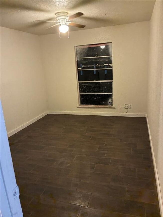 Building Photo - 2/1 Townhouse with covered parking