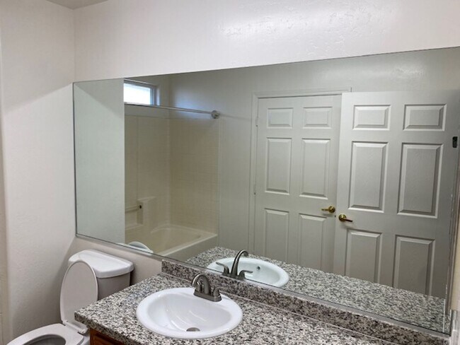Building Photo - APARTMENT