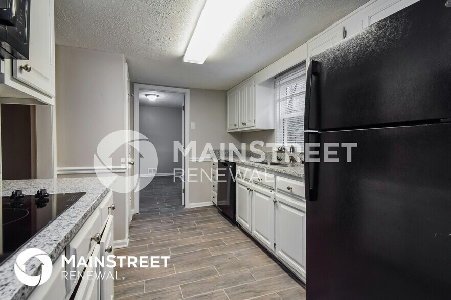 Building Photo - 6112 Lakeshore Dr SE