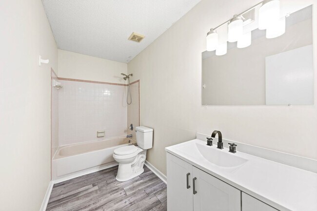 Building Photo - Charming Home in Parkwood Circle!