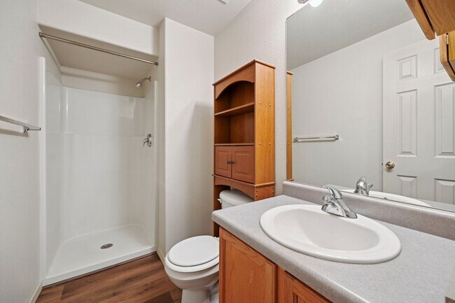 Building Photo - Wonderful End-unit townhome that backs to beautiful open space!