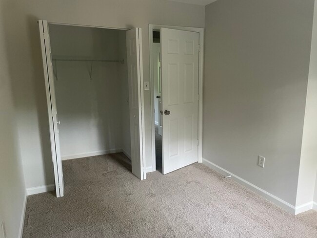 Building Photo - 3 Bedrooms 2 Bathrooms in a GREAT AREA