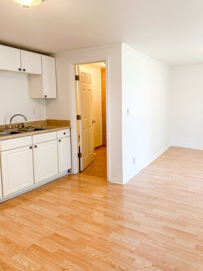 Building Photo - 950 Center St