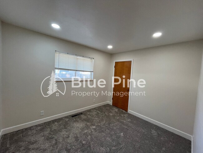 Building Photo - 315 Evans Ave