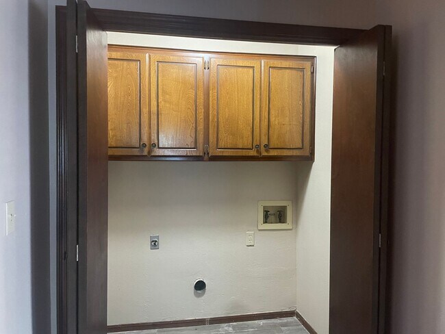 Building Photo - 223-225 Skylark Ct