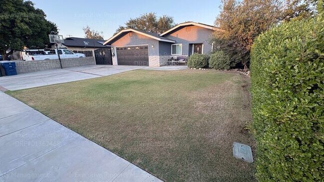 Building Photo - 3 bedroom 2 bathroom home with pool and near shopping centers.