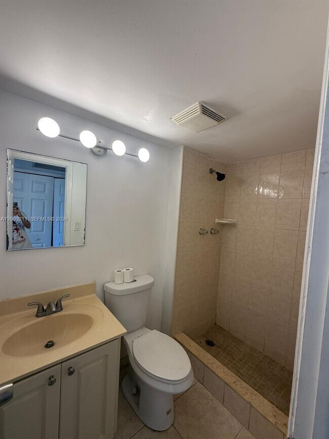 Building Photo - 4222 Inverrary Blvd