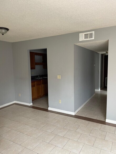 Building Photo - 471 Bentwood Ln