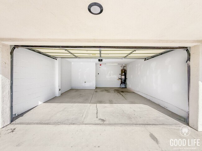 Building Photo - Stunning 2B/2.5BA Townhome in Mission Hill...