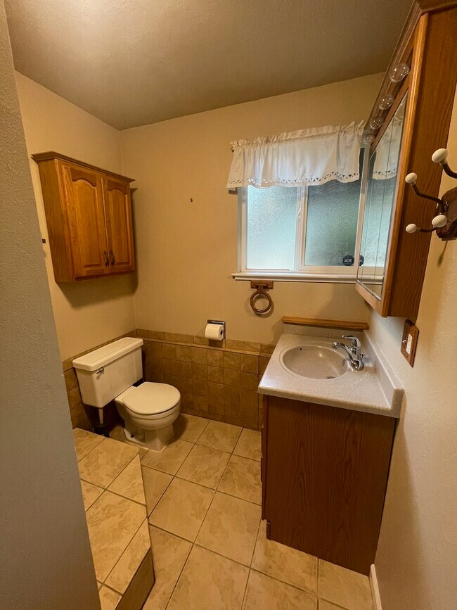 Building Photo - 1017 N Viewmont Dr