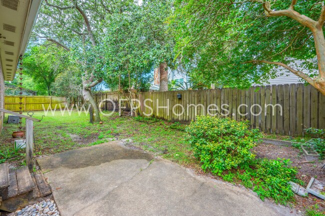 Building Photo - 3/2 in Destin!! AVAILABLE JULY 1