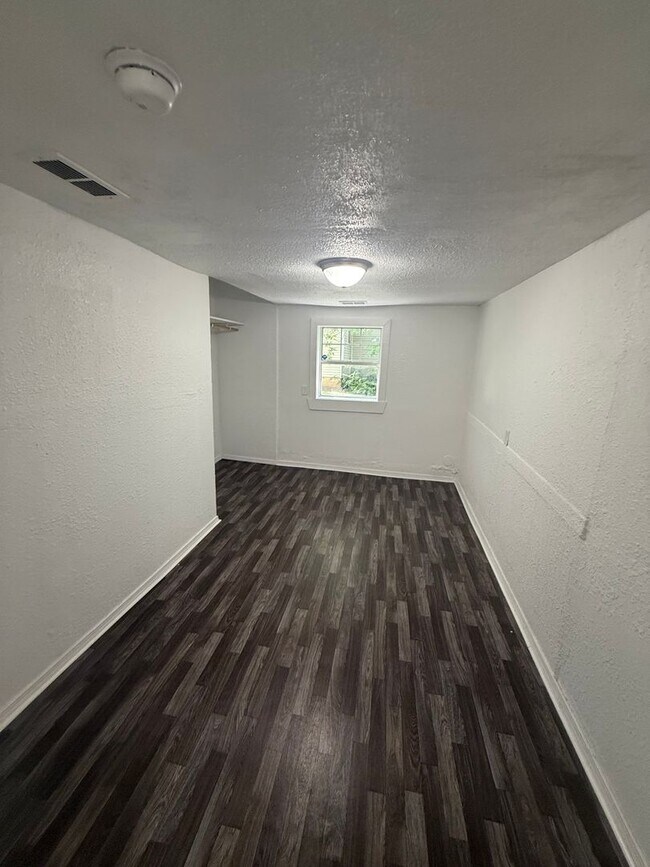 Building Photo - Recently Remodeled 2 bedroom 1 bathroom home