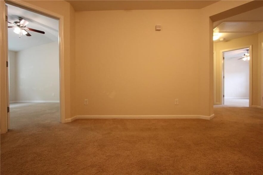 Building Photo - 2132 Greencrest Cir