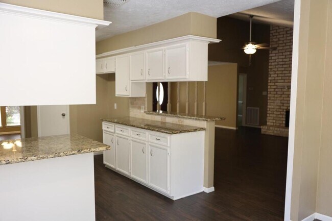 Building Photo - 2215 Silver Falls Dr