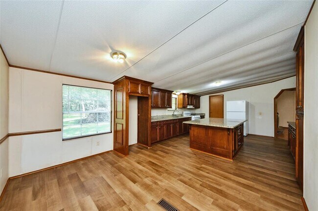 Building Photo - 18915 Sawmill Dr