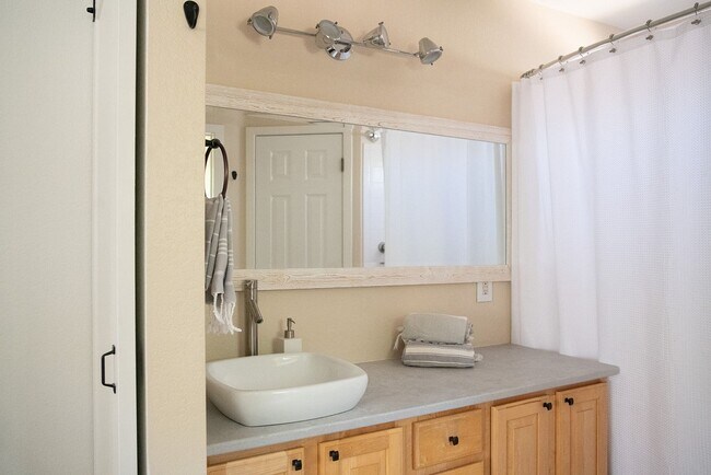 Building Photo - 2 BDR Gorgeous Updated Townhome with Huge Garden