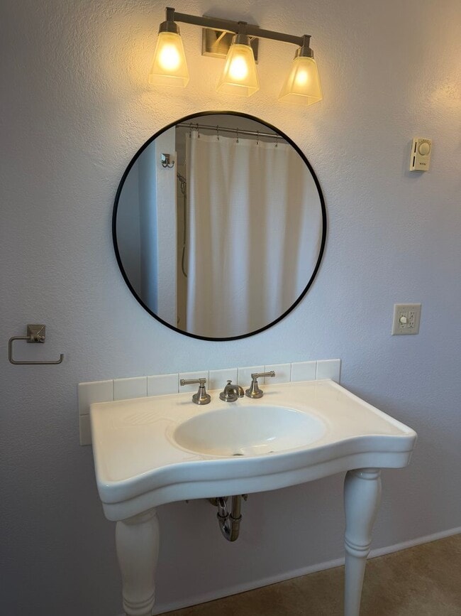 Building Photo - Updated two-bedroom one bathroom duplex in Thurston!