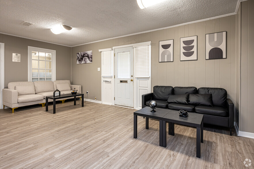 Leasing Office - Bayou Apartments