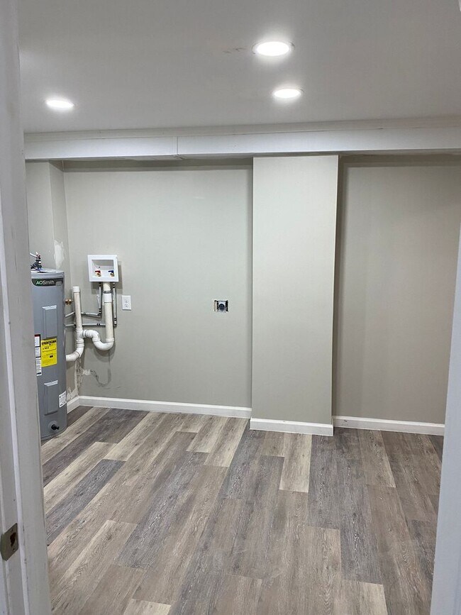 Building Photo - AVAILABLE TO SHOW!