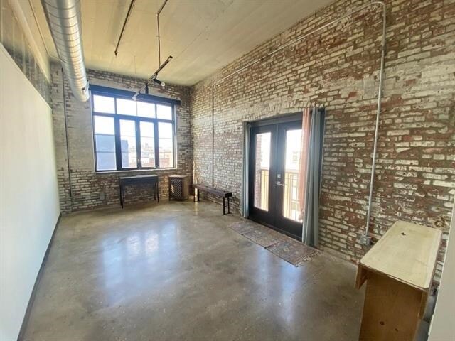 Building Photo - 190 Christopher Columbus Dr