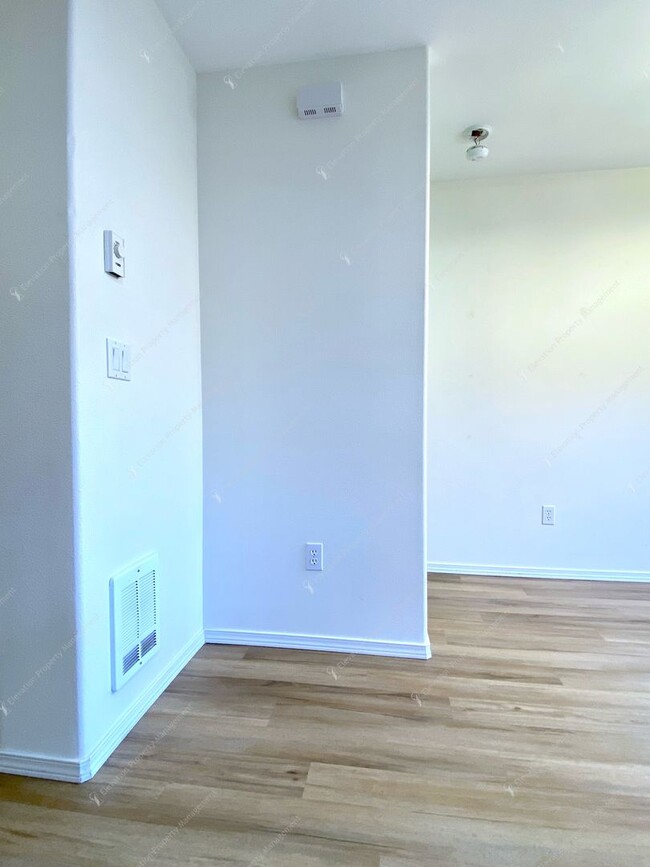 Building Photo - 2BR - 1.5BA Townhouse Living in the Heart ...