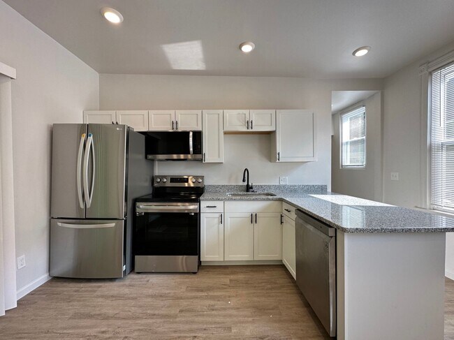 Building Photo - 6 Bed/2 Bath w/Ample Parking Mins. from UC $750/pp ($4500/mo)!