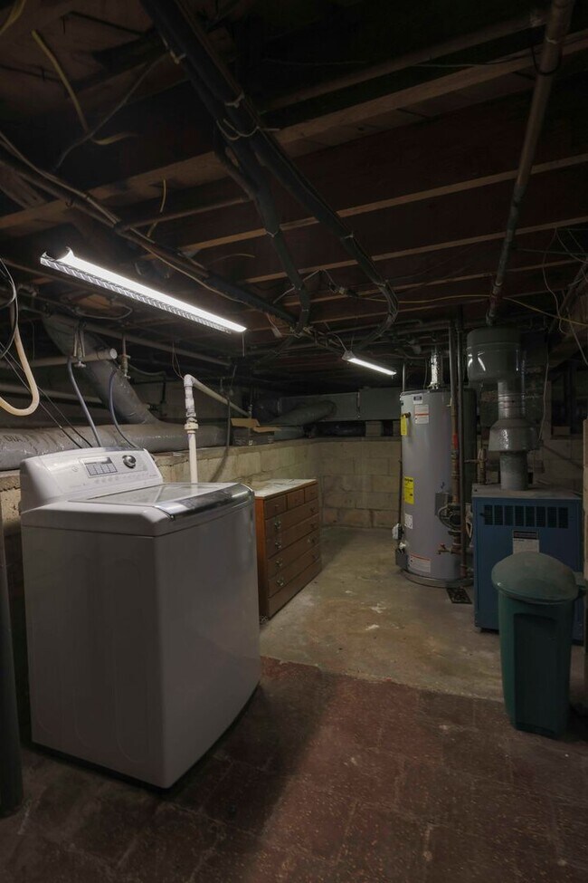 Building Photo - Cozy 4 Bedroom/2 Bathroom Detached Home in...